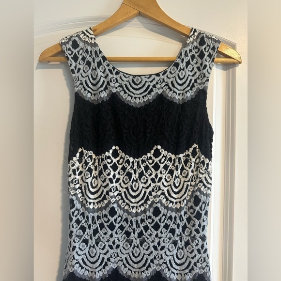 Avery G Mermaid Crotchet Gown size 2 - Picture 4 of 15